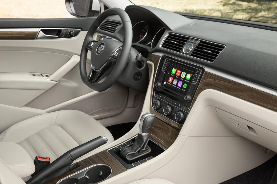  Volkswagen Passat TSI R-Line 2016 года  (фото 13 из 15)